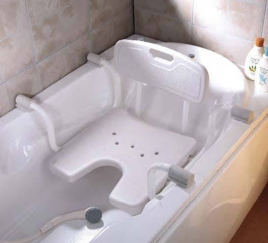 Los 5 Mejores Asientos y Tablas de Bañera para Ancianos: Guía de Seguridad y Confort 2026 Asiento ortopédico y tabla de transferencia segura colocada en una bañera para ancianos